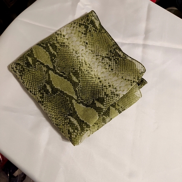 Green Snake Print Reptile Scarf - Picture 2 of 2